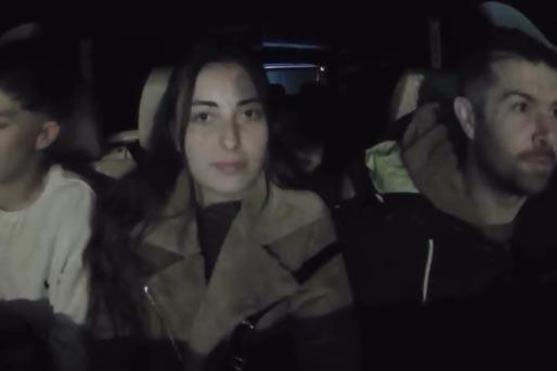 Köpeklerin kovaladığı kişiyi aracına alarak kurtardı