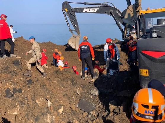 Karadeniz Sahil Yolundaki heyelanda otomobille toprak altında kalan 4 kişinin cansız bedenine ulaşıldı