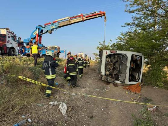 Konyada yolcu otobüsü devrildi: 1 ölü, 10u ağır 26 yaralı