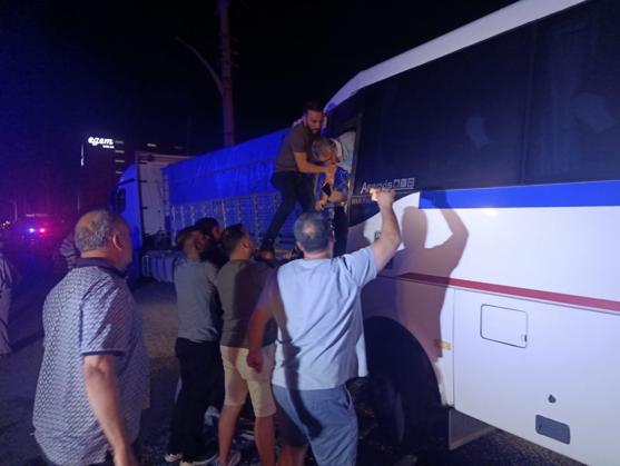 İşçi servisi park halindeki TIRa çarptı: 5i ağır 20 yaralı