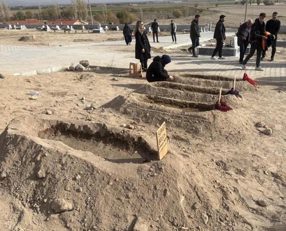 Zehirlenme şüphesiyle hayatını kaybeden aile; baba, 2 çocuğu ve eşinin yanına defnedildi