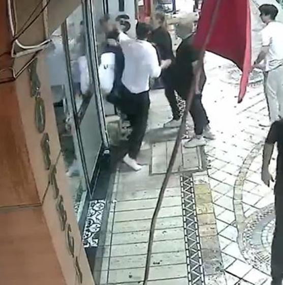 Yoldan geçen mühendisin önünü kesip dövdüler; olay kamerada