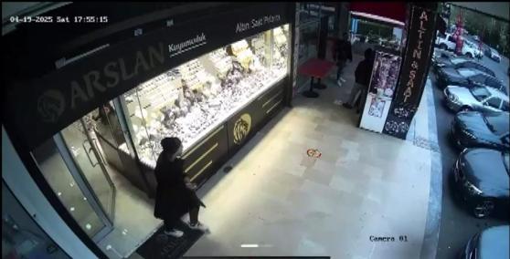 Esenyurtta kuyumcudan 535 bin lira değerinde 7 bilezik çalan şüpheli kamerada