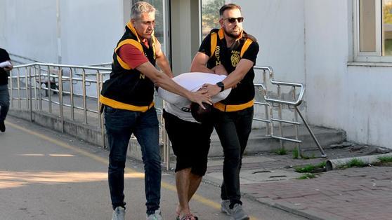 Kovaladığı çocuğu ayak bileğinden tutup yere fırlattı