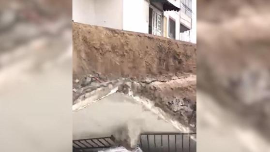 Şanlıurfa’da istinat duvarı çöktü, mahsur kalan 15 kişi tahliye edildi: O anlar kamerada