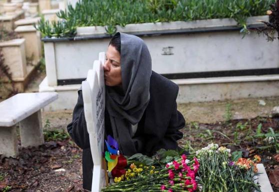 Doğuma 1 gün kala bebeklerini kaybeden gazi ile eşi, tazminat kararı çıkınca mezar taşına sarılarak ağladı