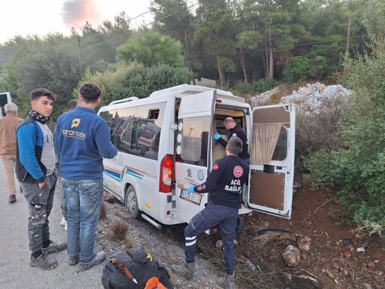 Bodrumda yolcu minibüsü, şarampole düştü: 8 yaralı