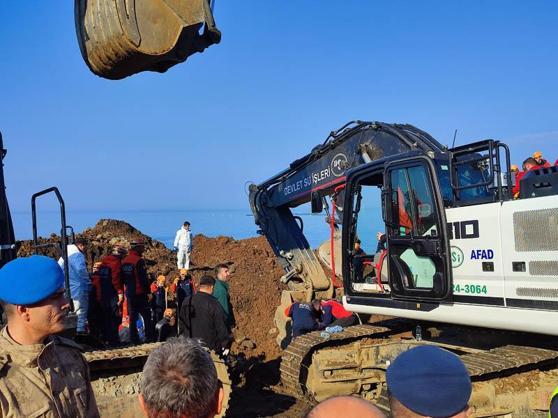 Karadeniz Sahil Yolundaki heyelanda otomobille toprak altında kalan 4 kişinin cansız bedenine ulaşıldı