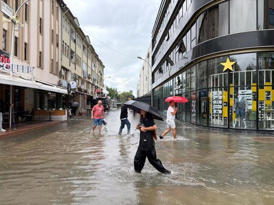 Muğlada sağanak; oteli su bastı, deniz kahverengine döndü