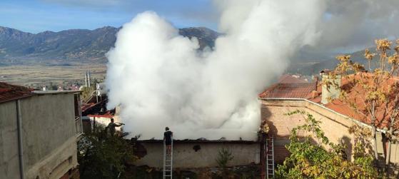 Evli çift, evdeki yangında öldü