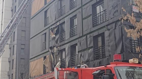 Kadıköyde 5 katlı binada çıkan yangın söndürüldü