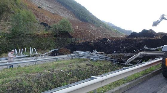 Artvinde heyelan; Karadeniz Sahil Yolu tek şeritli ulaşıma açıldı