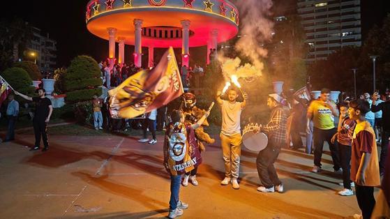 Galatasaray taraftarlarından coşkulu kutlama