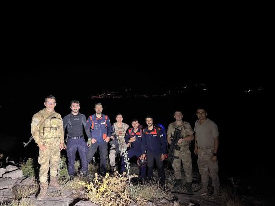 Şırnak’ta dağda mahsur kalan 2 mühendis, askeri helikopterle kurtarıldı