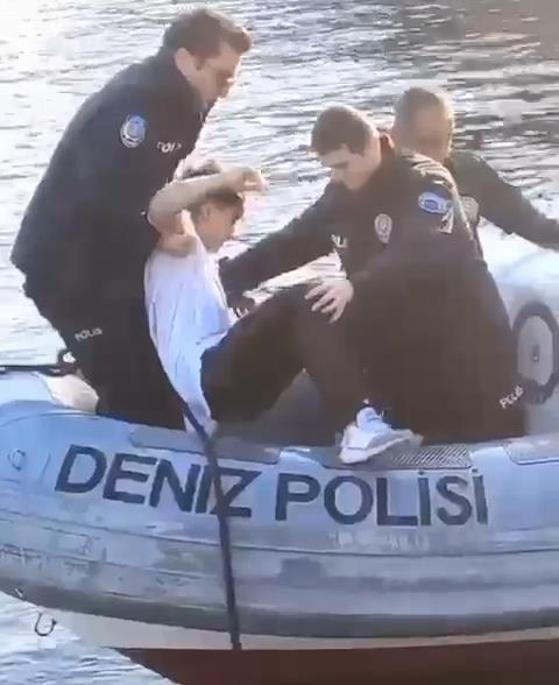 Fotoğraf çekerken Haliçe düştü deniz polisi kurtardı