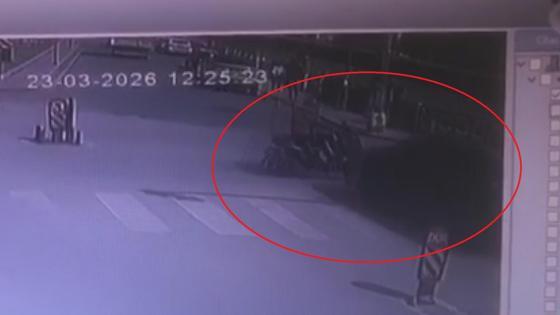 Amasya’da otomobilin çarptığı motosiklet sürücüsü yaralandı; kaza anı kamerada