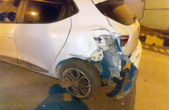 Arazözün otomobil ile istinat duvarına çarptığı kaza kamerada; 1 ölü, 1 yaralı