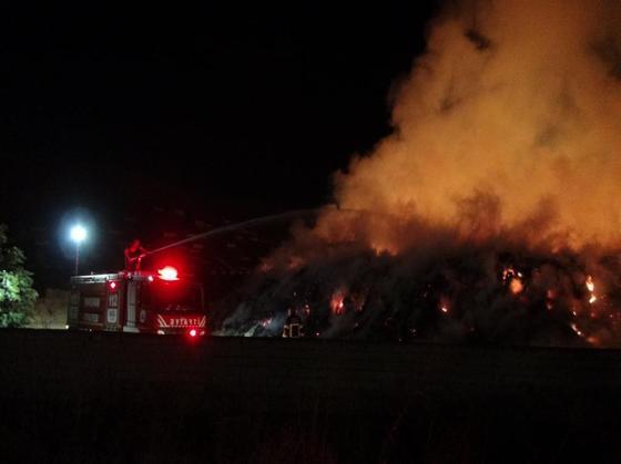 Kırıkkale’de yaklaşık 600 ton saman balyası alev alev yanıyor