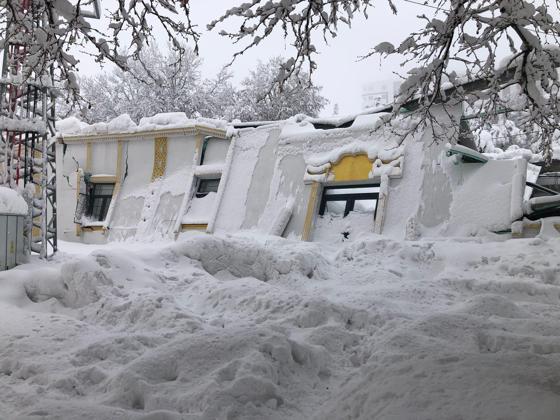 Düğün salonun çatısı, üzerinde biriken kar nedeniyle çöktü