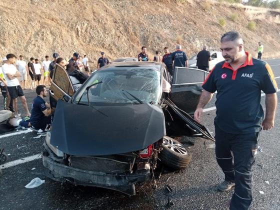 Elazığ’da otomobiller çapıştı: 1’i ağır, 6 yaralı