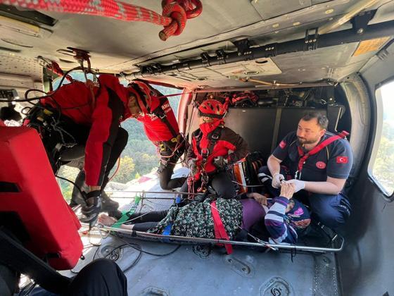 Rize’de sel mesaisi; yolu kapanan yayladaki hasta helikopterle hastaneye ulaştırıldı