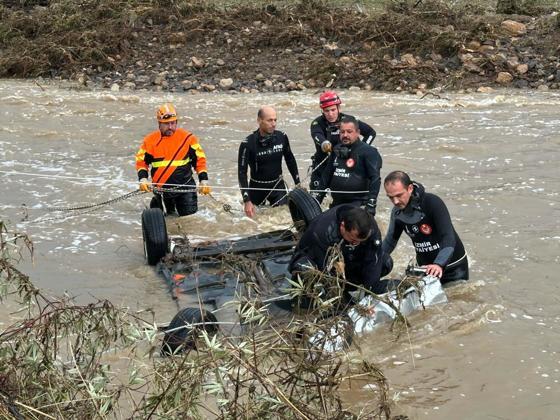 Foça’da selde kaybolan kişiyi arama çalışmaları 2’nci gününde