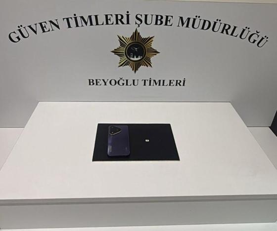 Beyoğlu’nda bankta unutulan cep telefonunu çalan şüpheli kamerada