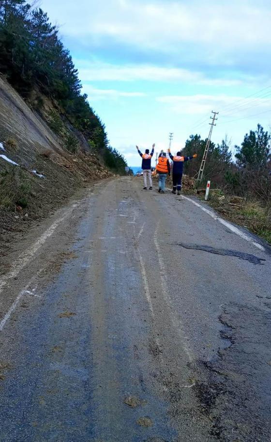 Kastamonuda heyelan nedeniyle kapanan sahil yolu ulaşıma açıldı