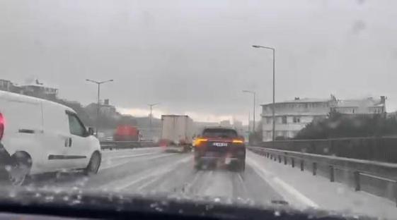 İstanbul’da dolu etkili oldu; yollar beyaza büründü