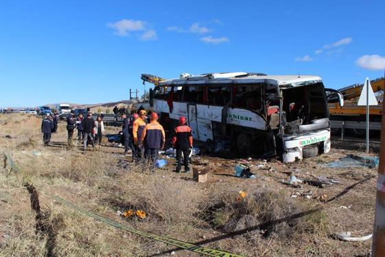 Aksarayda tur otobüsü devrildi; 6 ölü, 34 yaralı