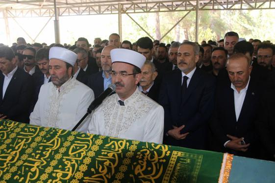Mevlüt Çavuşoğlunun babası toprağa verildi