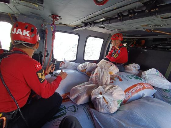 Rize’de sel mesaisi; yolu kapanan yayladaki hasta helikopterle hastaneye ulaştırıldı