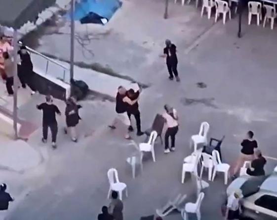 Taziye evindeki kavgada silah çekip husumetlilerini kovaladı