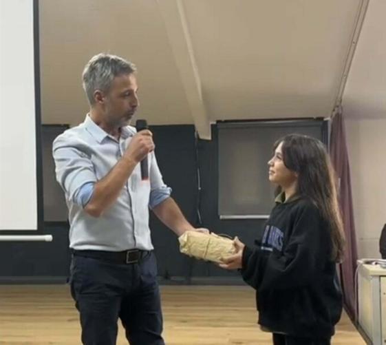 Silinen koridoru kirletmemek için ayakkabılarını çıkarıp sınıfına kadar yürüdü