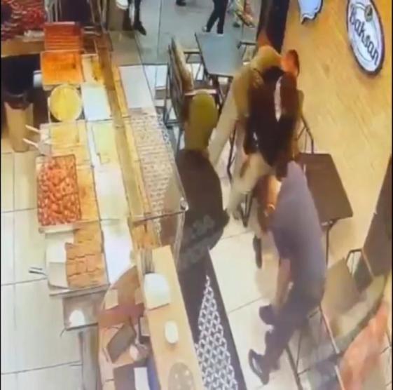 Bayrampaşada şemsiyeye tabanca süsü verdi, kuyumcu soydu; bilezikler imitasyon çıktı
