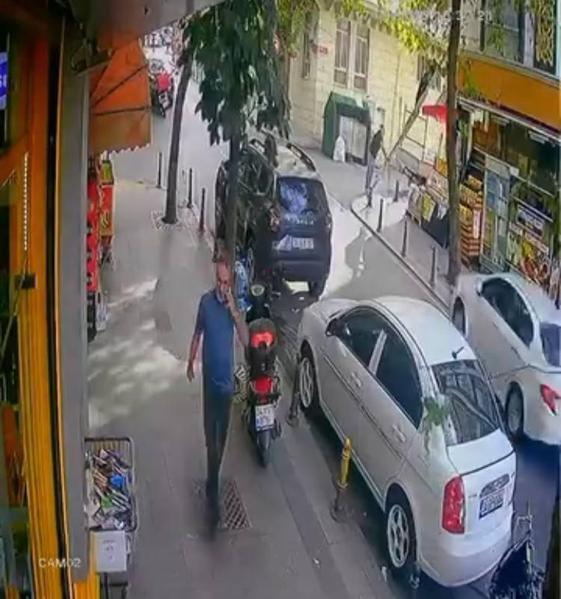 Bayrampaşada kaldırımdan yola atlayan çocuğa otomobil çarptı; kaza kamerada