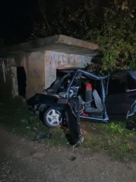 Liselilerin bulunduğu otomobil, atıl haldeki trafo binasına çarptı: 1 ölü