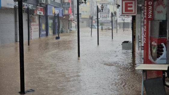 Zonguldakta sağanak ve fırtına; gemi karaya oturdu, cezaevi boşaltılıyor