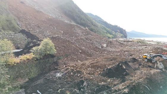 Artvinde heyelan; Karadeniz Sahil Yolu tek şeritli ulaşıma açıldı