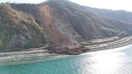 Artvinde heyelan; Karadeniz Sahil Yolu tek şeritli ulaşıma açıldı