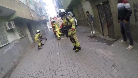 Diyarbakırda apartmanda yangın: 13 kişi dumandan etkilend