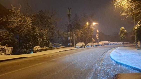 Bursa’da etkili olan kar yağışı, kent merkezini beyaza bürüdü