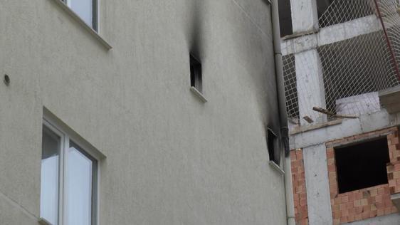 Sultanbeyilde 5 katlı binada yangın; 8i çocuk 12 kişiyi itfaiye kurtardı