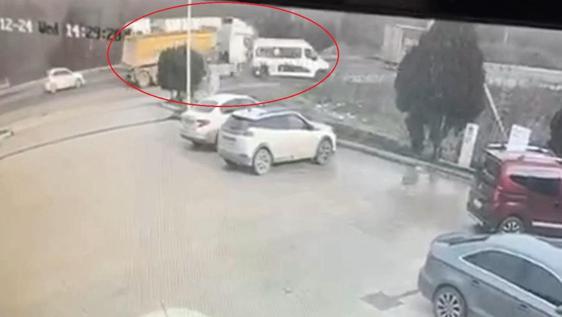 Hafriyat kamyonunun çarptığı karavan şarampole yuvarlandı