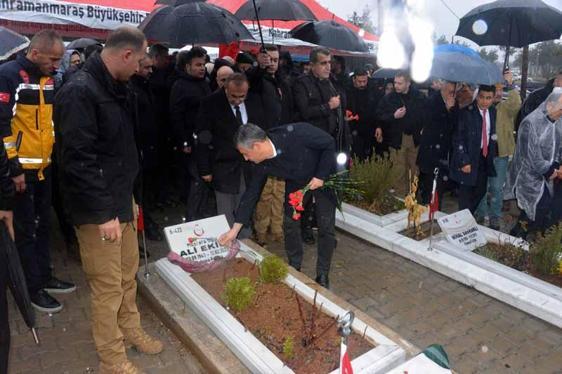 Özgür Özel, Kahramanmaraş’ta depremde ölenlerin mezarlarını ziyaret etti