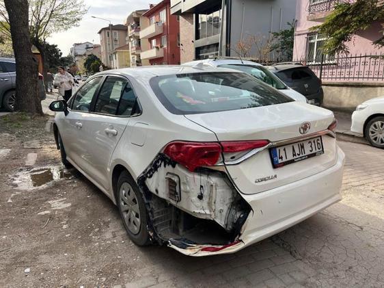 Binanın doğal gaz kutusundaki patlamada otomobil hasar gördü