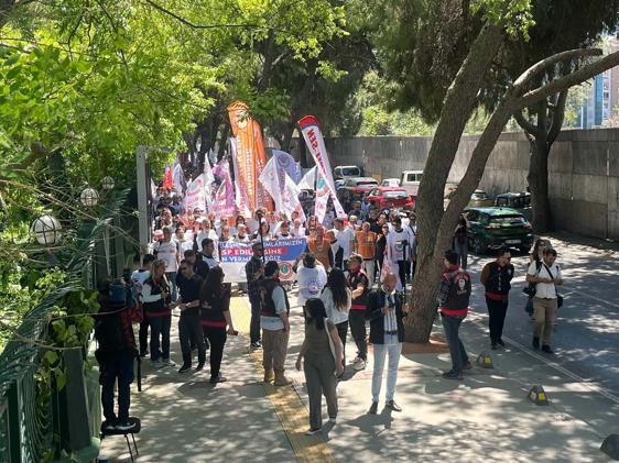 İzmirde 4 belediyenin memurları, iş bırakıp CHP il binasına yürüdü