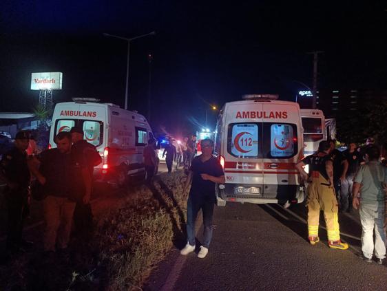 İşçi servisi park halindeki TIRa çarptı: 5i ağır 20 yaralı