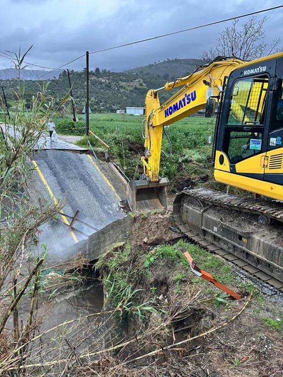 Milas’ta sağanakta köprü çöktü
