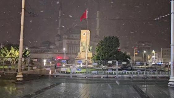 İstanbul’da kar yağışı gece sürdü; araçlara kartopu attılar
